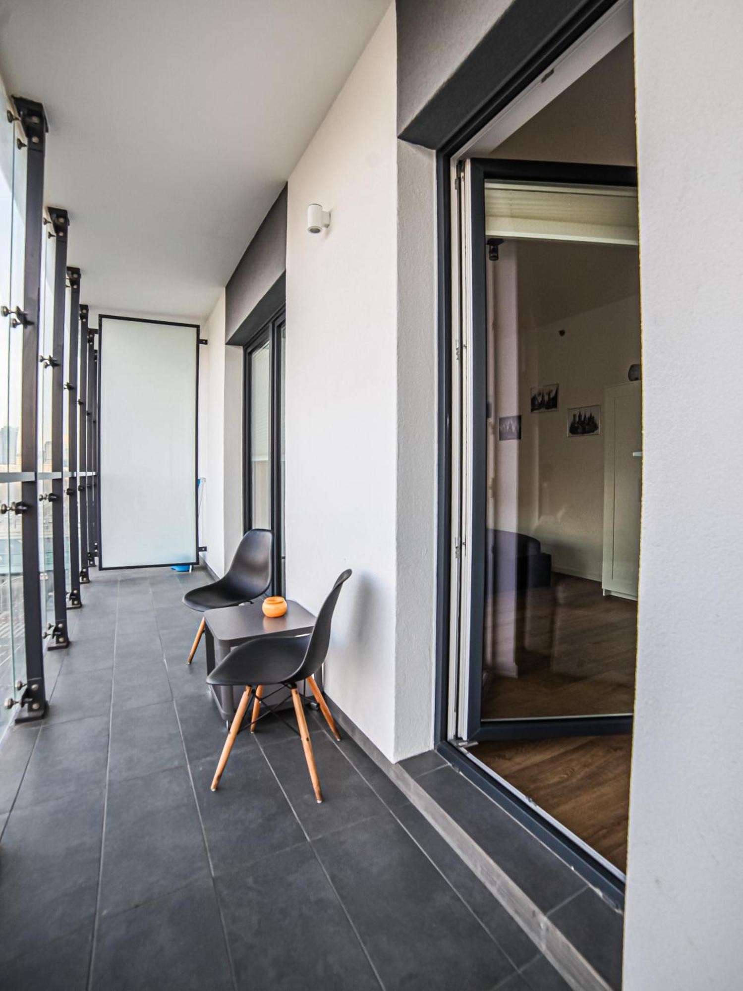 Big City Life Apartments - Bliska Wola Tower A Варшава Екстер'єр фото